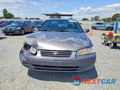 Piąte zdjęcie samochodu w środku: 1999 TOYOTA CAMRY LE VIN:4T1BG22K4XU898499 - miniatura