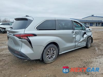 Trzecie zdjęcie samochodu z tyłu: 2021 TOYOTA SIENNA LE 8-PASSENGER VIN:5TDKRKECXMS014343 - miniatura