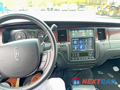 Zdjęcie 9 z 10 samochodu: 2007 LINCOLN TOWN CAR EXECUTIVE VIN:1L1FM88W87Y628418 - miniatura