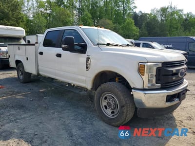 Czwarte zdjęcie samochodu z boku: 2019 FORD F350 SUPER DUTY VIN:1FD8W3F64KEC55850 - miniatura