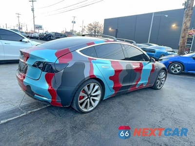 Czwarte zdjęcie samochodu z boku: 2019 TESLA MODEL 3 VIN:5YJ3E1EB7KF393028 - miniatura