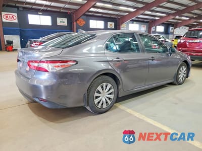 Trzecie zdjęcie samochodu z tyłu: 2020 TOYOTA CAMRY LE VIN:4T1C31AKXLU520015 - miniatura