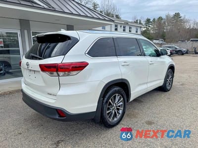 Czwarte zdjęcie samochodu z boku: 2018 TOYOTA HIGHLANDER XLE VIN:5TDJZRFH7JS537362 - miniatura