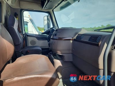 Piąte zdjęcie samochodu w środku: 2017 VOLVO VNL SEMI TRUCK VIN:4V4N39TG4HN988137 - miniatura