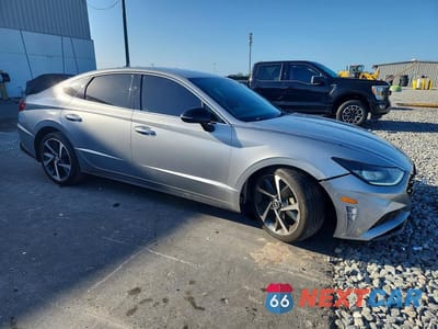 Czwarte zdjęcie samochodu z boku: 2021 HYUNDAI SONATA SEL PLUS VIN:5NPEJ4J22MH064091 - miniatura