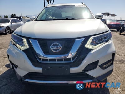 Piąte zdjęcie samochodu w środku: 2017 NISSAN ROGUE SL VIN:5N1AT2MT5HC781986 - miniatura