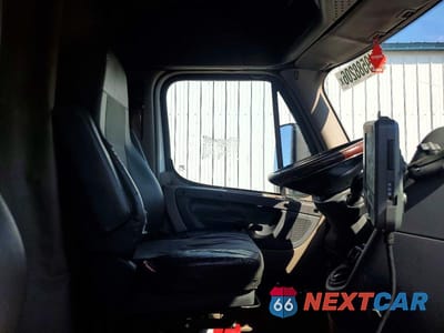 Piąte zdjęcie samochodu w środku: 2019 FREIGLINER CASCADIA 125 VIN:3AKJGLDR2KDJW1818 - miniatura