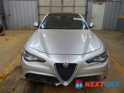Piąte zdjęcie samochodu w środku: 2017 ALFA ROMEO GIULIA VIN:ZARFAEBN6H7551961 - miniatura