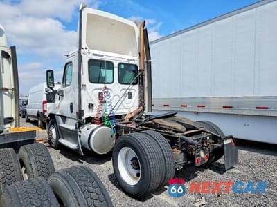 Trzecie zdjęcie samochodu z tyłu: 2016 FREIGHTLINER CASCADIA 125 SEMI TRUCK VIN:1FUBGEDV9GLHC5653 - miniatura