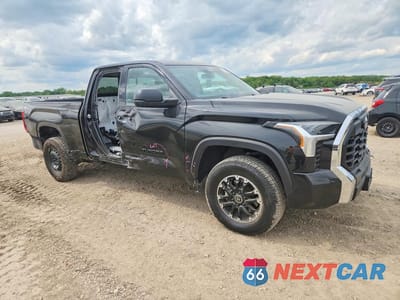 Czwarte zdjęcie samochodu z boku: 2024 TOYOTA TUNDRA SR5 VIN:5TFLA5DA7RX135748 - miniatura