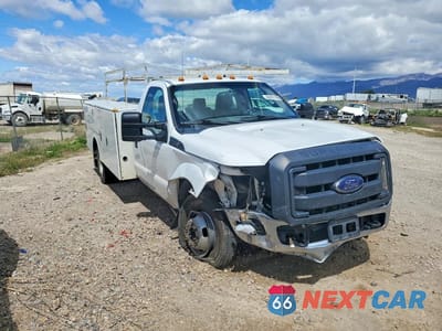 Czwarte zdjęcie samochodu z boku: 2013 FORD F350 SUPER DUTY VIN:1FDRF3H68DEA61052 - miniatura