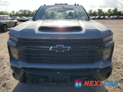 Piąte zdjęcie samochodu w środku: 2025 CHEVROLET SILVERADO K2500 CUSTOM VIN:2GC4KMEY2S1186343 - miniatura