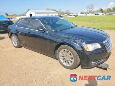 Czwarte zdjęcie samochodu z boku: 2014 CHRYSLER 300 VIN:2C3CCAAG3EH343334 - miniatura