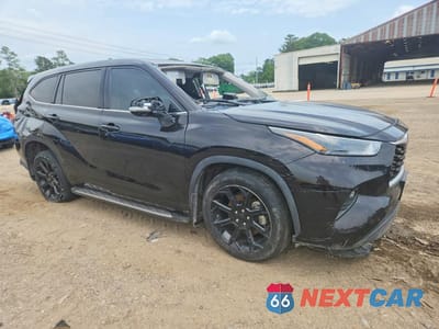 Czwarte zdjęcie samochodu z boku: 2022 TOYOTA HIGHLANDER LE VIN:5TDZZRAH8NS135740 - miniatura