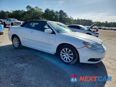 Czwarte zdjęcie samochodu z boku: 2013 CHRYSLER 200 TOURING VIN:1C3BCBEG0DN659517 - miniatura