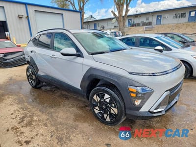 Czwarte zdjęcie samochodu z boku: 2025 HYUNDAI KONA SEL VIN:KM8HBCAB4SU317141 - miniatura