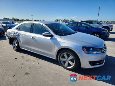 Czwarte zdjęcie samochodu z boku: 2013 VOLKSWAGEN PASSAT SE VIN:1VWBH7A31DC129241 - miniatura