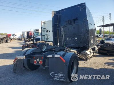 Czwarte zdjęcie samochodu z boku: 2020 FREIGHTLINER CASCADIA 125 SEMI TRUCK VIN:3AKJGLDV6LDLM0345 - miniatura