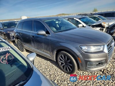 Czwarte zdjęcie samochodu z boku: 2017 AUDI Q7 PREMIUM PLUS VIN:WA1LAAF71HD004559 - miniatura