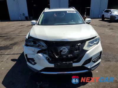 Piąte zdjęcie samochodu w środku: 2017 NISSAN ROGUE SL VIN:5N1AT2MT2HC847636 - miniatura