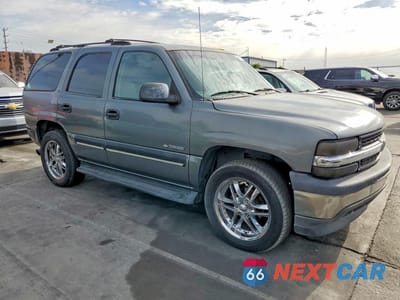 Czwarte zdjęcie samochodu z boku: 2002 CHEVROLET TAHOE C1500 VIN:1GNEC13T62R120738 - miniatura