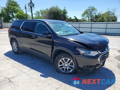 Czwarte zdjęcie samochodu z boku: 2018 CHEVROLET TRAVERSE LS VIN:1GNERFKW8JJ249004 - miniatura