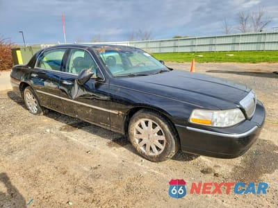 Czwarte zdjęcie samochodu z boku: 2010 LINCOLN TOWN CAR SIGNATURE LIMITED VIN:2LNBL8CV5AX615955 - miniatura