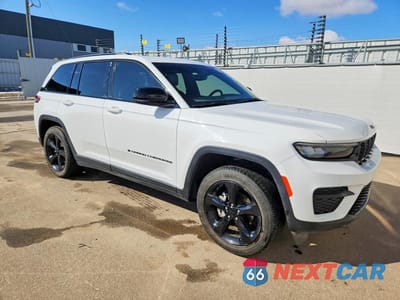 Czwarte zdjęcie samochodu z boku: 2024 JEEP GRAND CHEROKEE LAREDO VIN:1C4RJHAG6RC127281 - miniatura