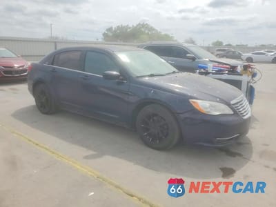 Czwarte zdjęcie samochodu z boku: 2013 CHRYSLER 200 LX VIN:1C3CCBAG7DN737527 - miniatura