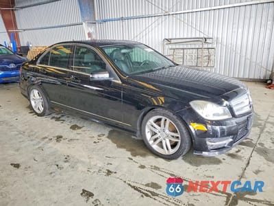 Czwarte zdjęcie samochodu z boku: 2013 MERCEDES-BENZ C 250 VIN:WDDGF4HB7DA779400 - miniatura