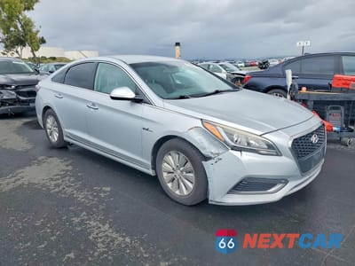 Czwarte zdjęcie samochodu z boku: 2017 HYUNDAI SONATA HYBRID SE VIN:KMHE24L36HA063411 - miniatura