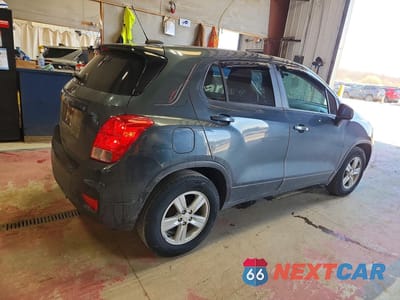 Trzecie zdjęcie samochodu z tyłu: 2021 CHEVROLET TRAX LS VIN:KL7CJKSB0MB336050 - miniatura