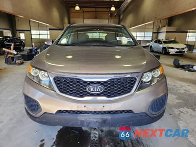 Piąte zdjęcie samochodu w środku: 2011 KIA SORENTO LX VIN:5XYKT3A18BG167633 - miniatura