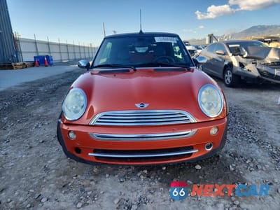 Piąte zdjęcie samochodu w środku: 2005 MINI COOPER VIN:WMWRF33405TF60452 - miniatura