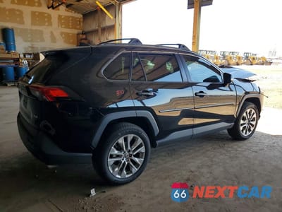 Trzecie zdjęcie samochodu z tyłu: 2021 TOYOTA RAV4 XLE VIN:2T3W1RFV2MC167204 - miniatura