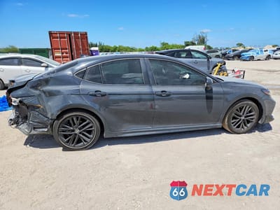 Trzecie zdjęcie samochodu z tyłu: 2025 TOYOTA CAMRY SE VIN:4T1DAACK4SU158981 - miniatura