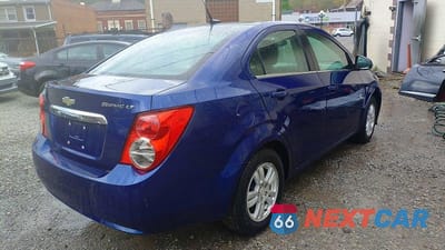 Czwarte zdjęcie samochodu z boku: 2013 CHEVROLET SONIC LT VIN:1G1JC5SG6D4194222 - miniatura