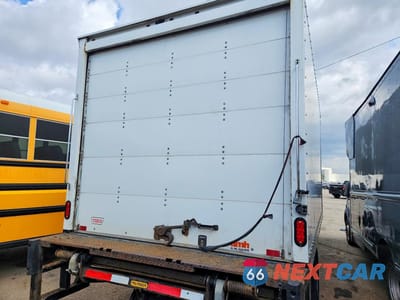 Trzecie zdjęcie samochodu z tyłu: 2020 CHEVROLET EXPRESS BOX TRUCK VIN:1HA6GUCG5LN010631 - miniatura