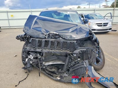 Piąte zdjęcie samochodu w środku: 2024 JEEP GRAND CHEROKEE LAREDO VIN:1C4RJHAG5RC215352 - miniatura