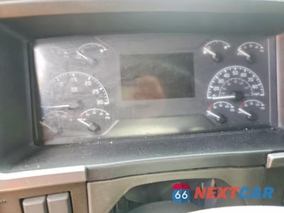 Zdjęcie 8 z 10 samochodu: 2019 VOLVO VNL SEMI TRUCK VIN:4V4NC9EH4KN215200 - miniatura