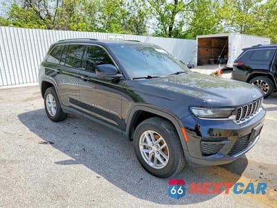 Czwarte zdjęcie samochodu z boku: 2023 JEEP GRAND CHEROKEE LAREDO VIN:1C4RJHAG1P8883133 - miniatura