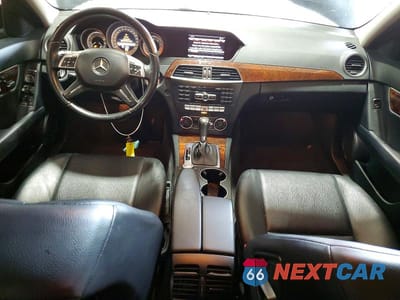 Zdjęcie 8 z 12 samochodu: 2013 MERCEDES-BENZ C 300 4MATIC VIN:WDDGF8AB2DG052115 - miniatura