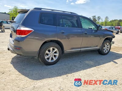 Trzecie zdjęcie samochodu z tyłu: 2013 TOYOTA HIGHLANDER PLUS VIN:5TDZK3EH9DS097168 - miniatura