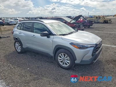 Czwarte zdjęcie samochodu z boku: 2026 TOYOTA COROLLA CROSS LE VIN:7MUCAAAG5TV169076 - miniatura