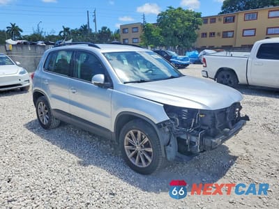 Czwarte zdjęcie samochodu z boku: 2018 VOLKSWAGEN TIGUAN LIMITED VIN:WVGBV7AX6JK000164 - miniatura