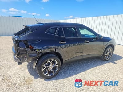 Trzecie zdjęcie samochodu z tyłu: 2026 CHEVROLET TRAX 1LT VIN:KL77LHEPXTC072138 - miniatura