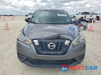 Piąte zdjęcie samochodu w środku: 2018 NISSAN KICKS SV VIN:3N1CP5CU2JL535441 - miniatura