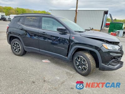 Czwarte zdjęcie samochodu z boku: 2025 JEEP COMPASS TRAILHAWK VIN:3C4NJDDN1ST593664 - miniatura