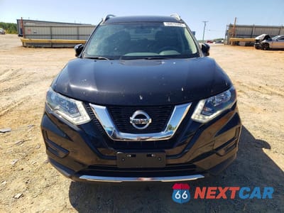 Piąte zdjęcie samochodu w środku: 2017 NISSAN ROGUE SV VIN:5N1AT2MV7HC794255 - miniatura