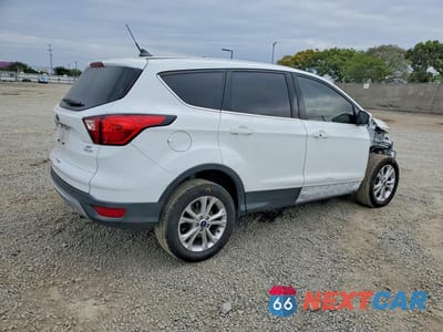 Trzecie zdjęcie samochodu z tyłu: 2019 FORD ESCAPE SE VIN:1FMCU0GD2KUA20395 - miniatura